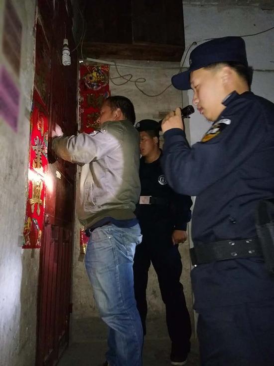 鄂州粗心妈妈误将幼女锁家中 民警全城寻开锁师傅开门